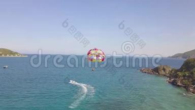 空中观景<strong>伞</strong>飞过碧海拉船.. 在海湾和绿岛景观无人驾驶飞机景观中飞行
